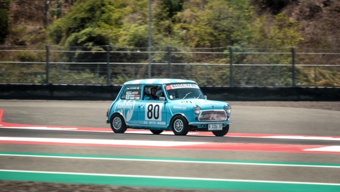 Jelang MotoGP Indonesia, Puluhan Mini Cooper Klasik Panaskan Aspal Sirkuit Mandalika